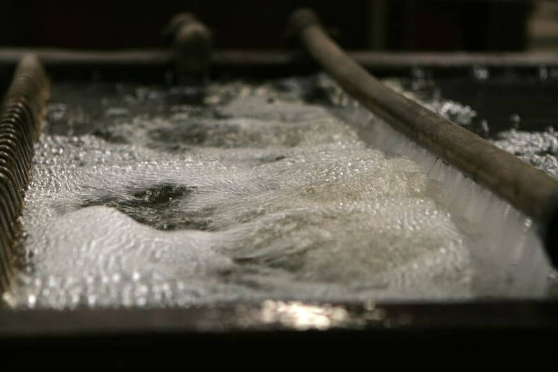 图片为介绍电镀与简·德布莱希特的访谈